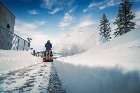 Snøfreser i arbeid på avstand